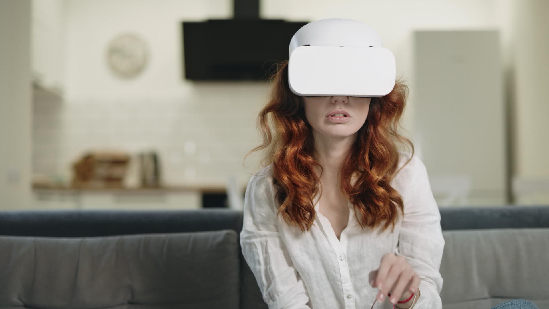 穿着VR坐在沙发上的眼镜视频的预览图