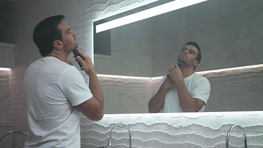 性感男人洗澡时刮胡子视频的预览图