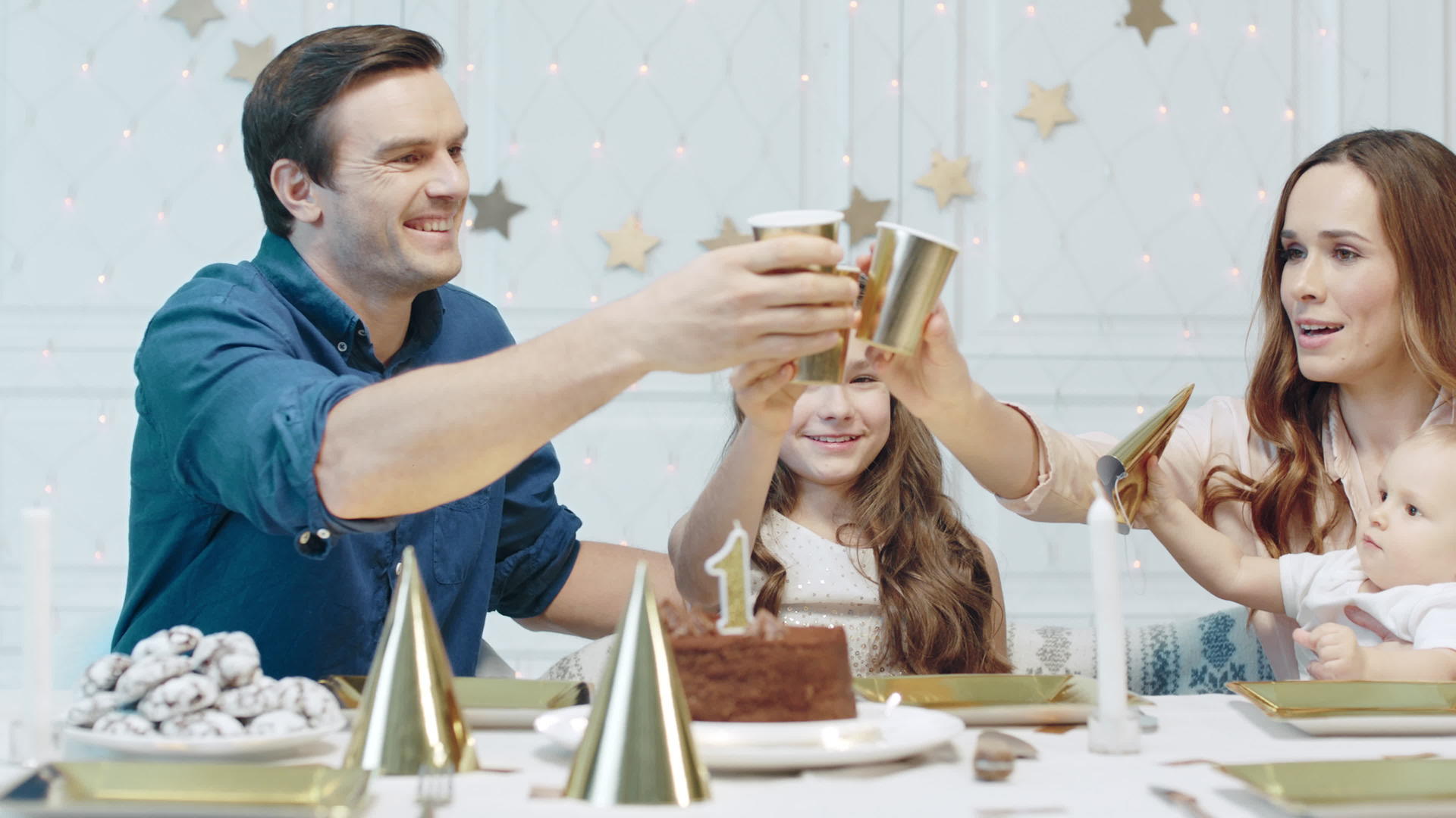 在豪华住宅中微笑的家庭庆祝一岁生日视频的预览图