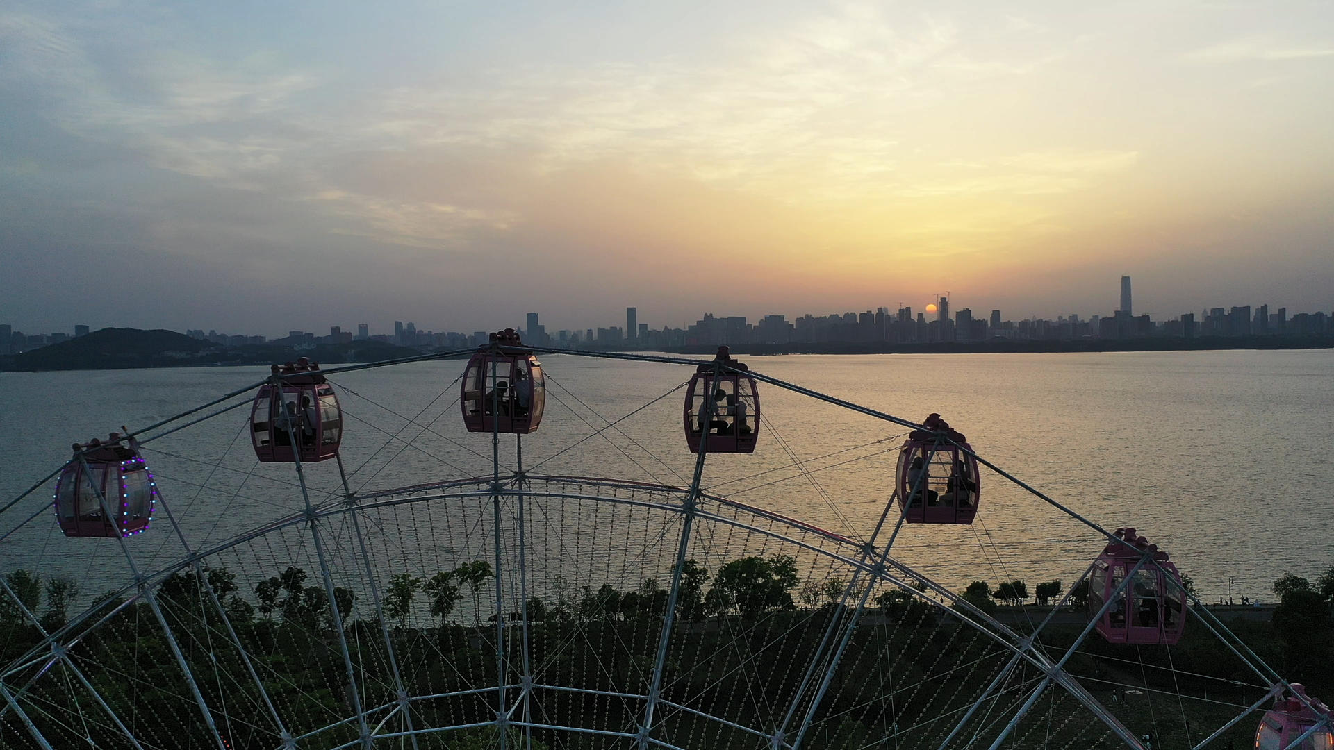 4K武汉城市地标东湖之眼摩天轮日落航拍实拍视频视频的预览图