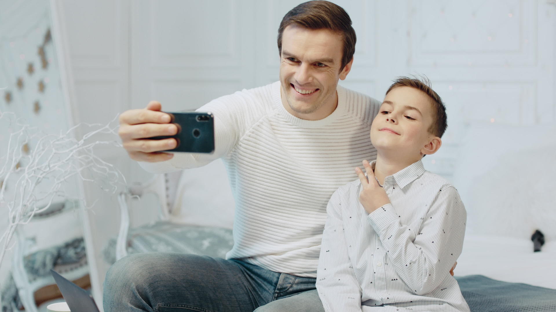 父亲和儿子在豪华的房子里一起笑自拍视频的预览图