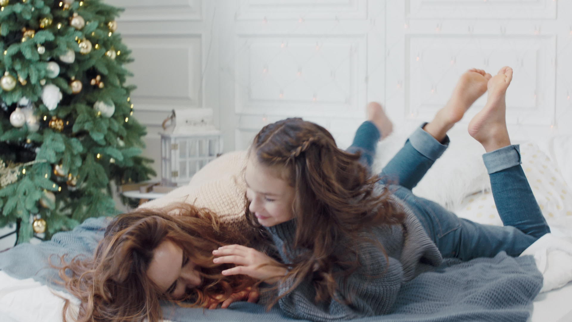 微笑的女士们开始在豪华公寓的床上用枕头搏斗视频的预览图