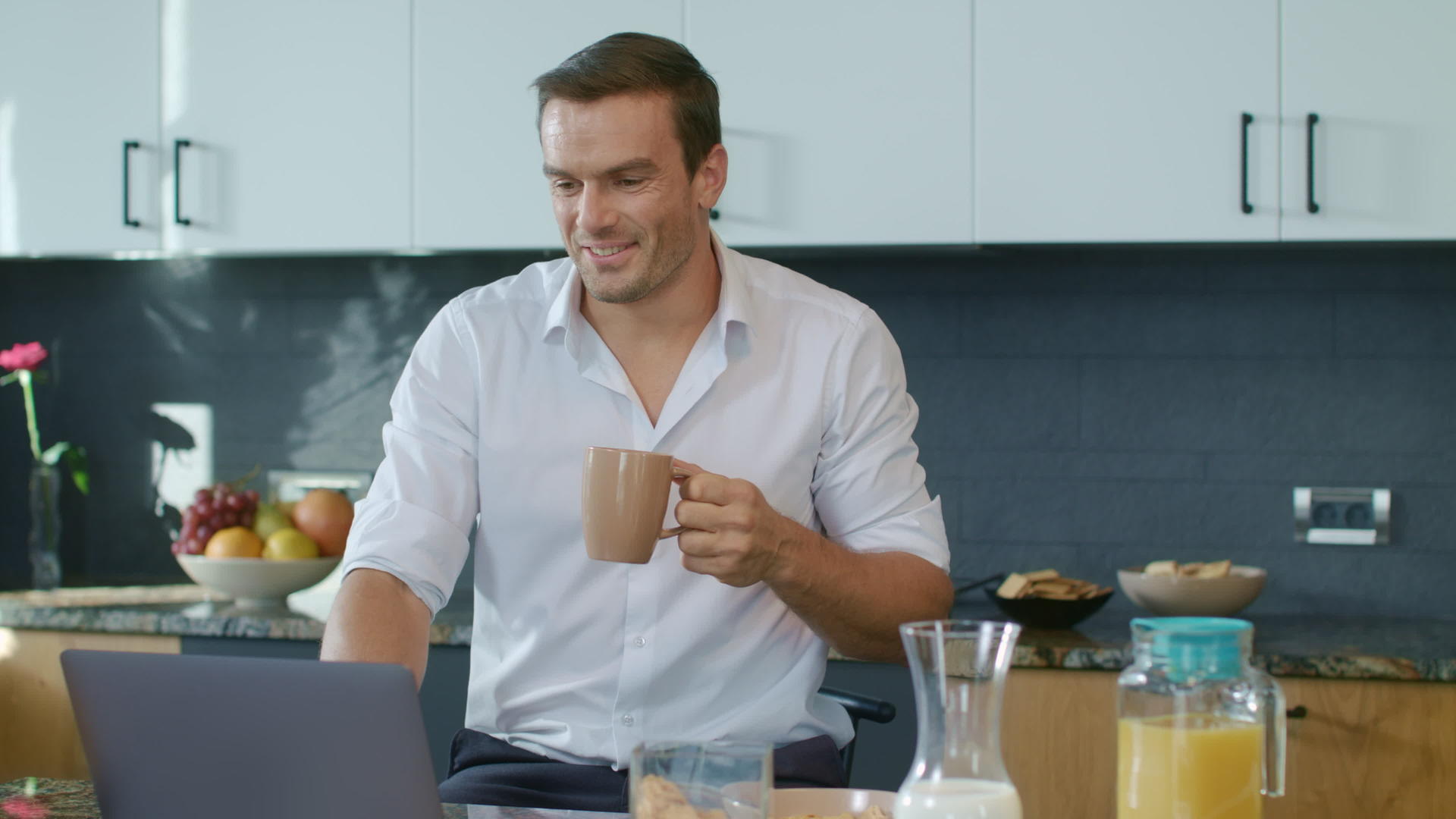 男人早餐喝咖啡视频的预览图