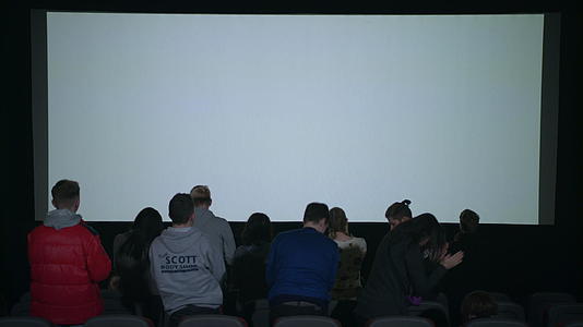 电影结束时观众欢呼视频的预览图