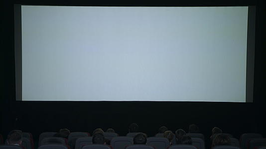 观众鼓掌期待在白屏前看电影视频的预览图