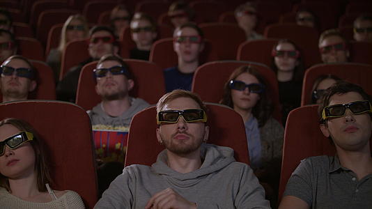 3D看电影的眼镜观众视频的预览图
