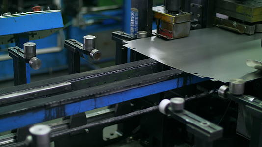 钢板在工厂生产线上移动视频的预览图