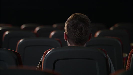 光坐在空荡荡的电影院里视频的预览图