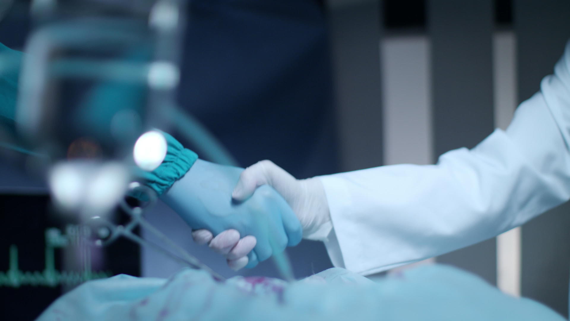 外科医生握手视频的预览图