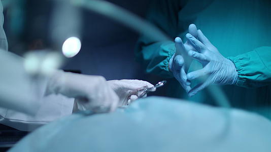 外科医生使用外科工具手动操作外科医生视频的预览图