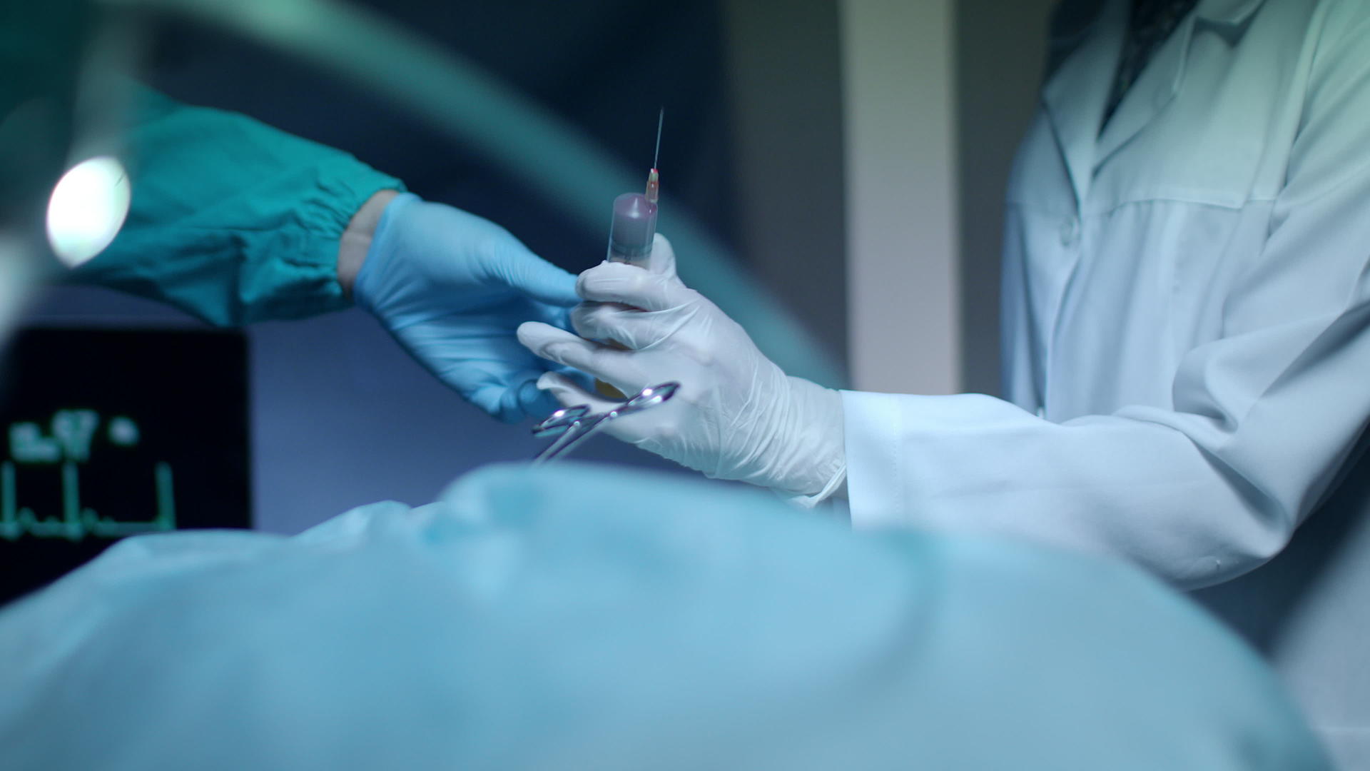 血液注射器手术视频的预览图