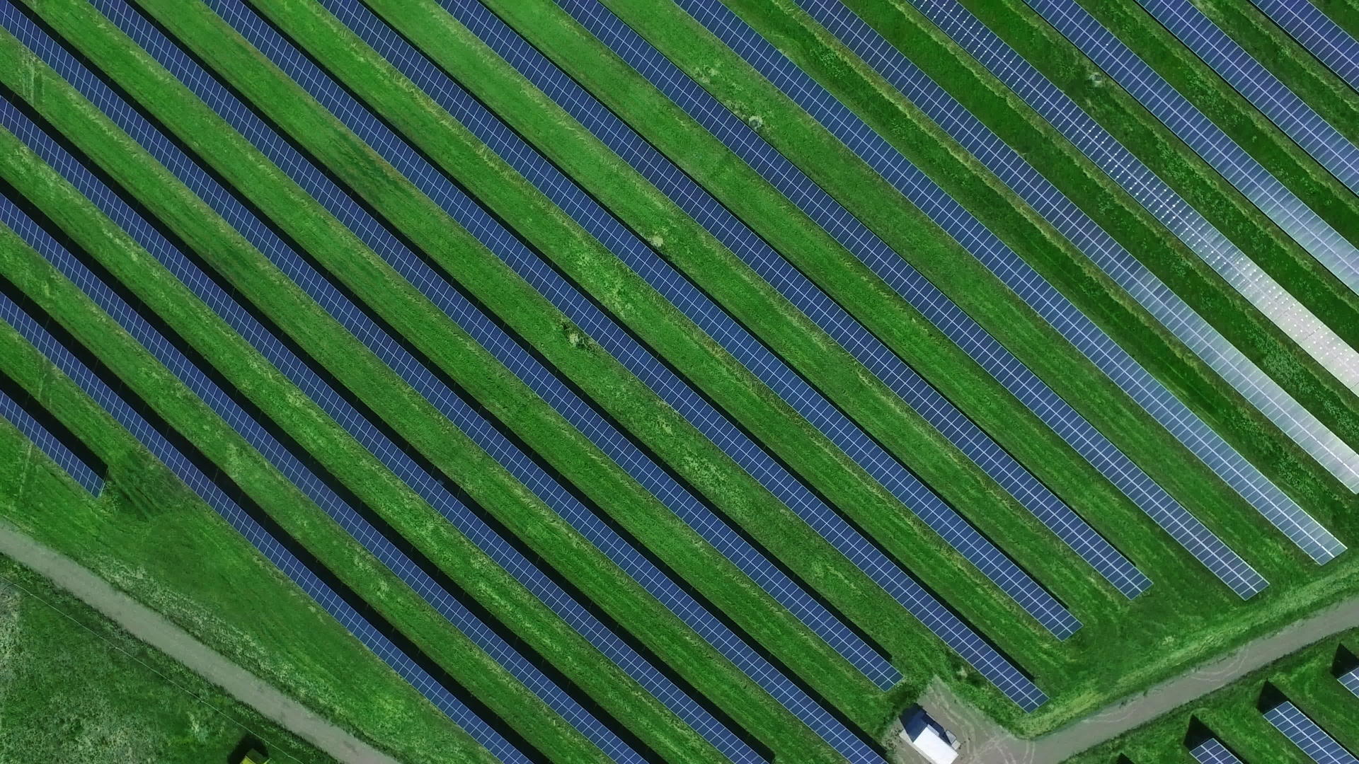 利用太阳能电池促进可再生能源的空中景观视频的预览图