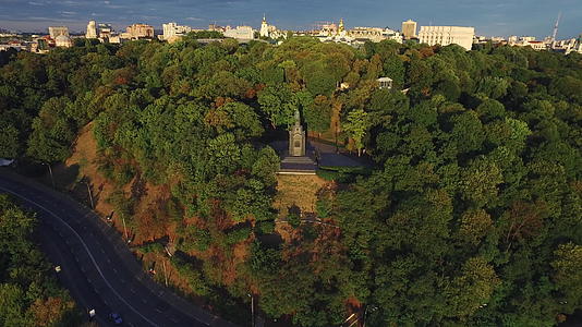 位于绿城公园的基辅市弗拉基米尔王子殿下雕像视频的预览图