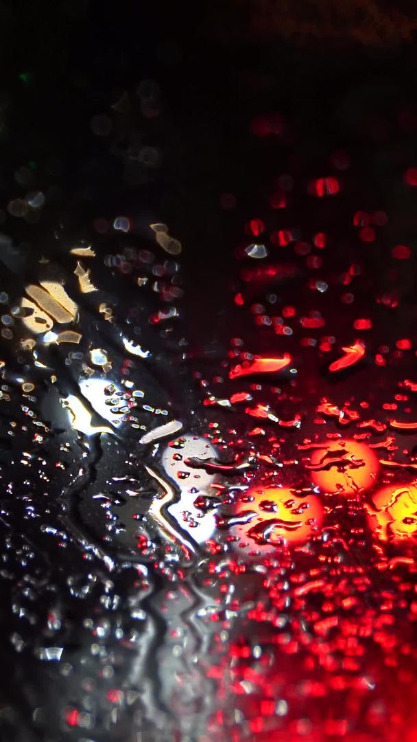 下雨天车前窗的雨水痕迹水滴视频的预览图
