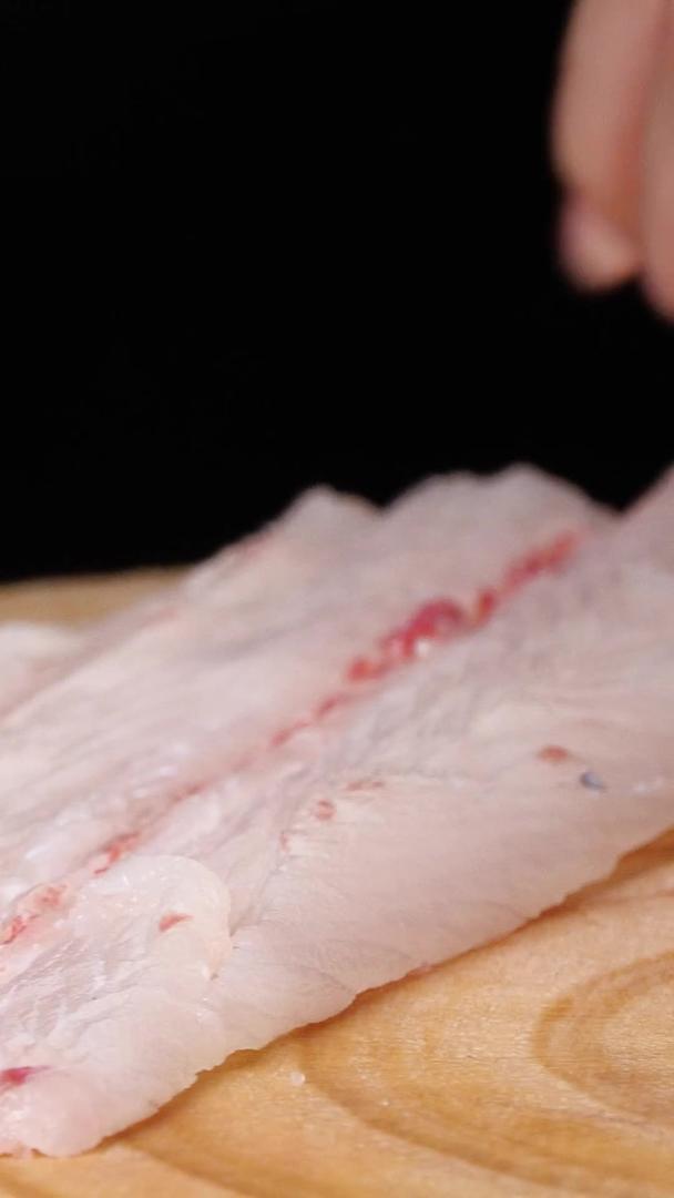 厨师剁鱼肉片鱼肉厨师刀工展示视频的预览图