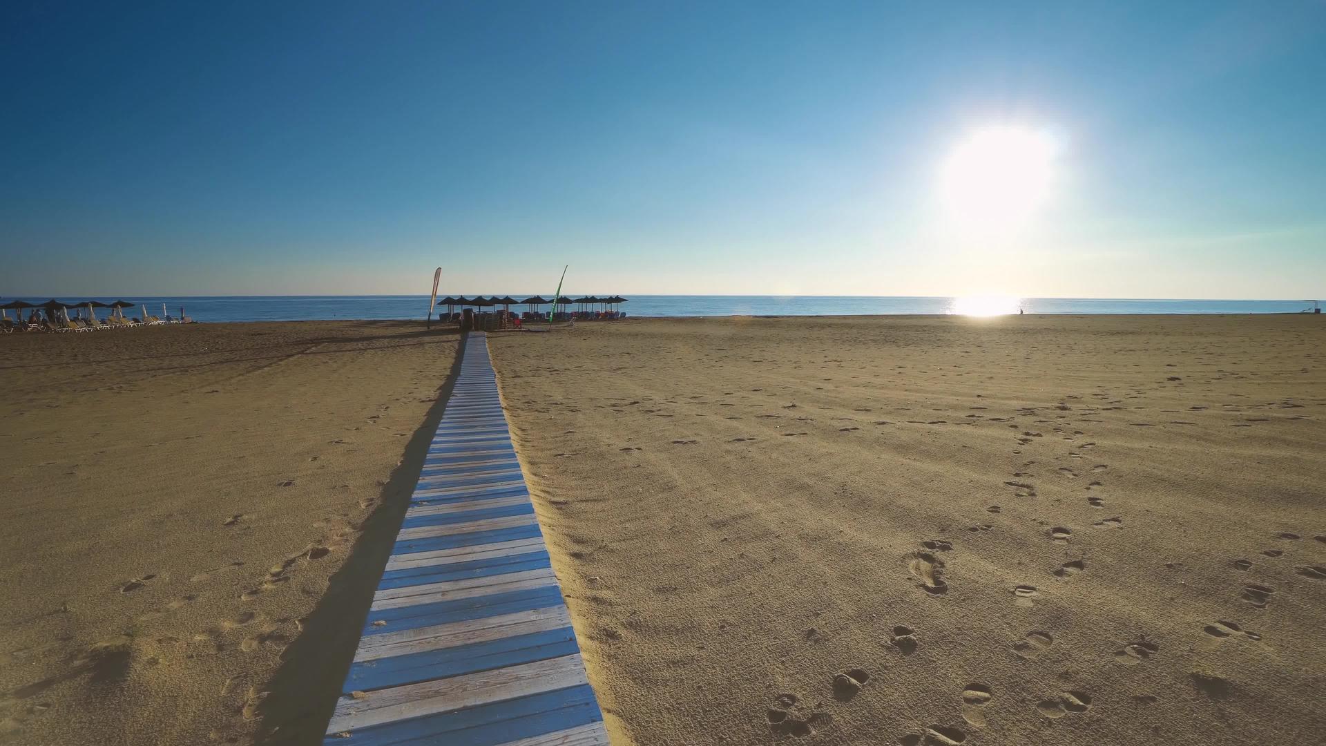 日落时走在木海滩上行走视频的预览图