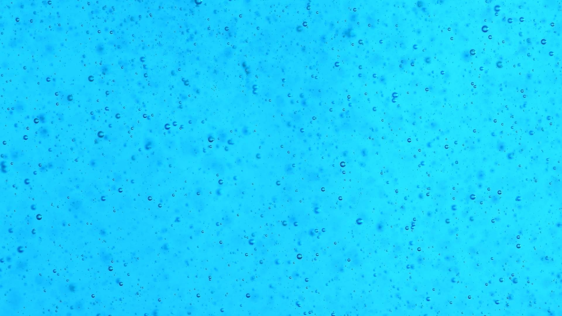 在蓝色液体洗涤剂中移动气泡视频的预览图