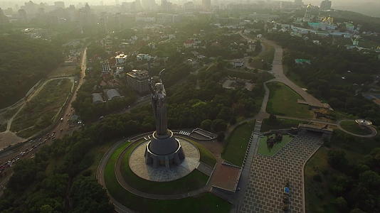 乌克兰首都基辅城市航空摄影祖国纪念碑视频的预览图
