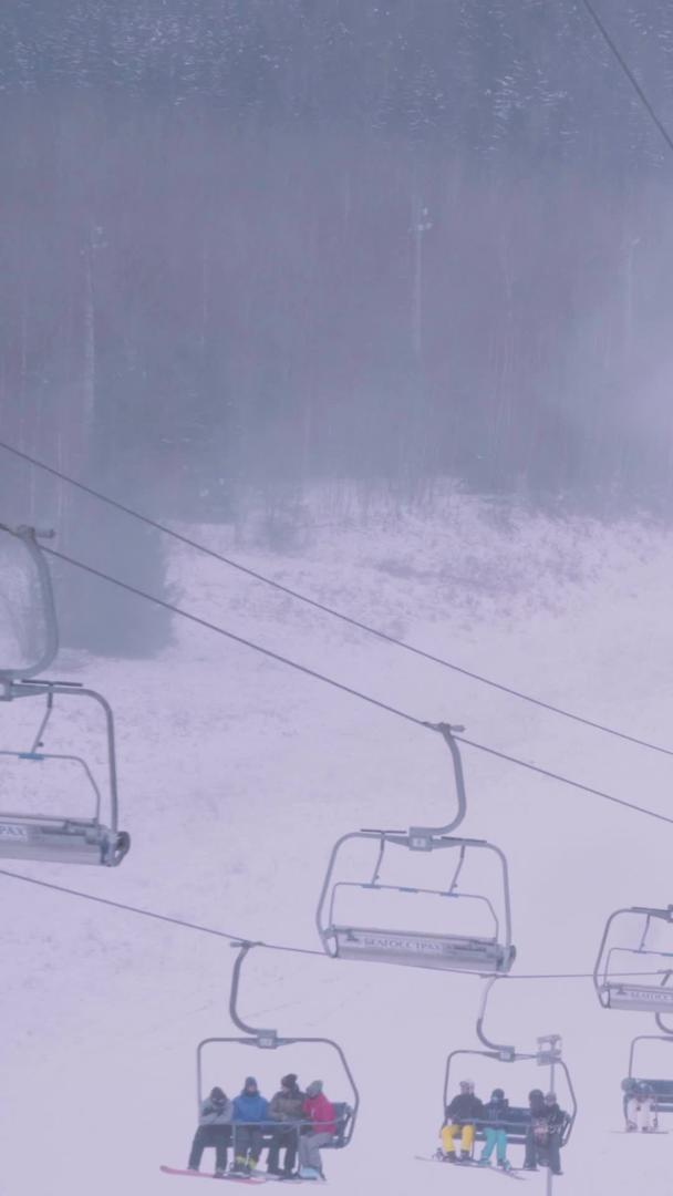冬季滑雪场索道缆车全景视频的预览图