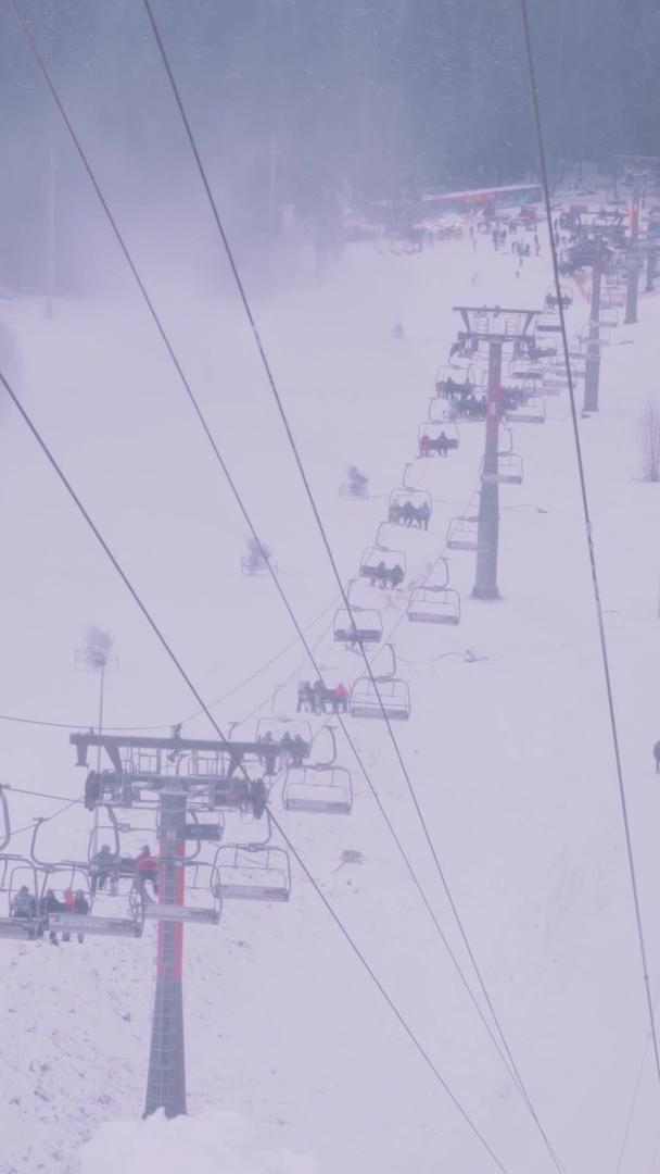 冬季滑雪场索道缆车全景视频的预览图