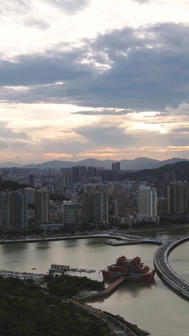 广东航拍城市风光夕阳晚霞天空落日海景素材视频的预览图