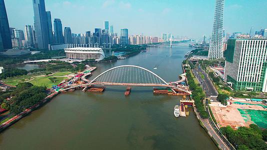 广州观光行人天桥建筑工地建设中视频的预览图