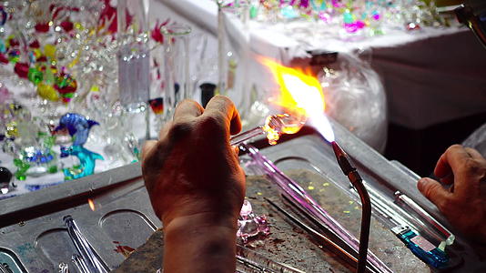 玻璃主题是通过在新的玻璃艺术品上燃烧火炬熔化玻璃制成的视频的预览图