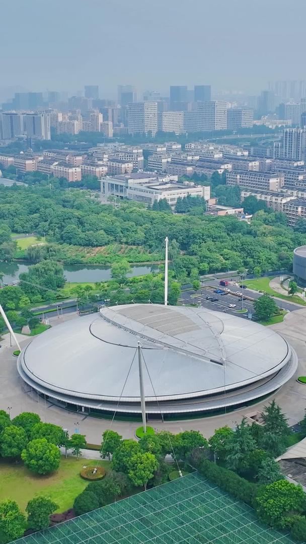 浙江大学体育馆航拍杭州亚运会篮球场视频的预览图