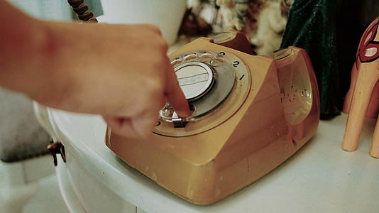 人们用手指拨打复古旋转复古风格的电话复古胶片染料旧电信技术视频的预览图