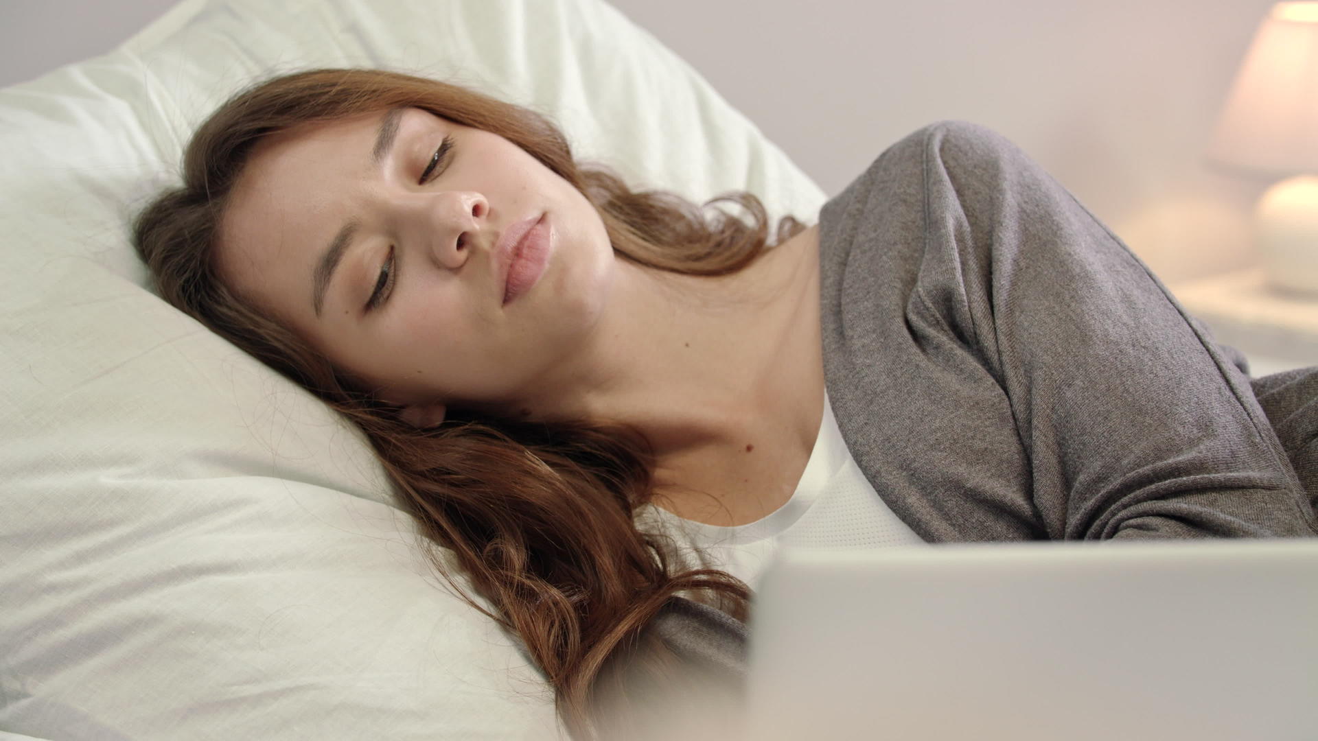 疲劳妇女在卧室用笔记本电脑工作视频的预览图