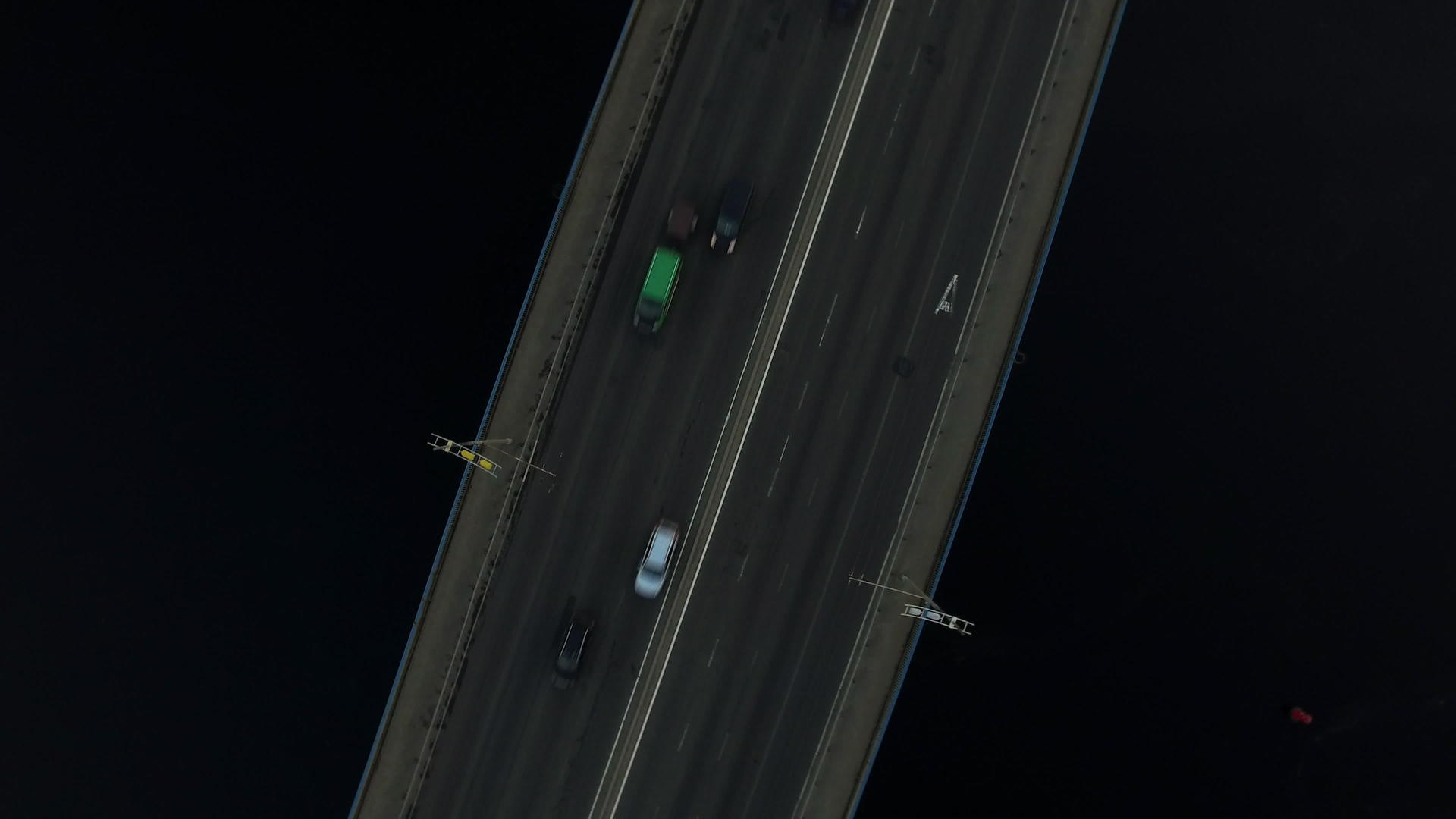 在河桥上驾驶的顶级观光车视频的预览图