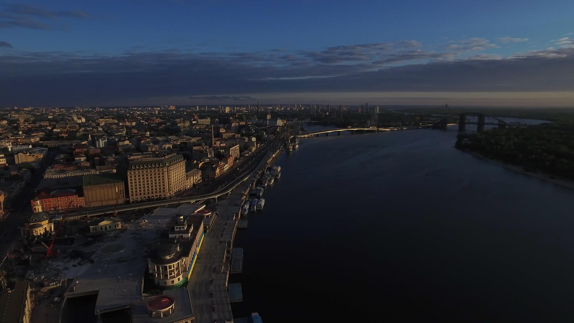 Dnieper河堤上的基辅城市视频的预览图