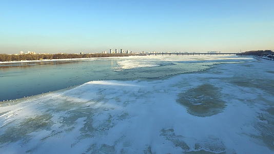 冬季城市冷冻河流视频的预览图
