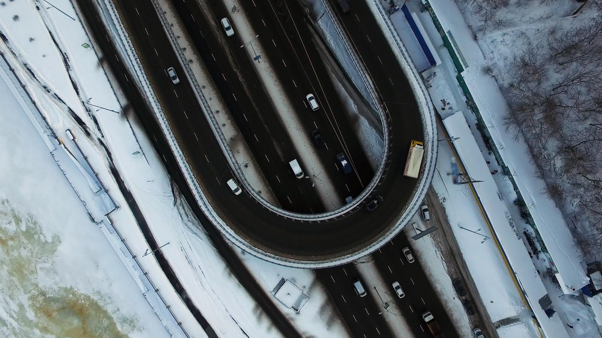 冬季城市空中观察高速公路交叉口视频的预览图