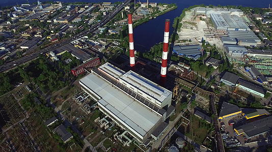 水电站在空中观察工业管道视频的预览图
