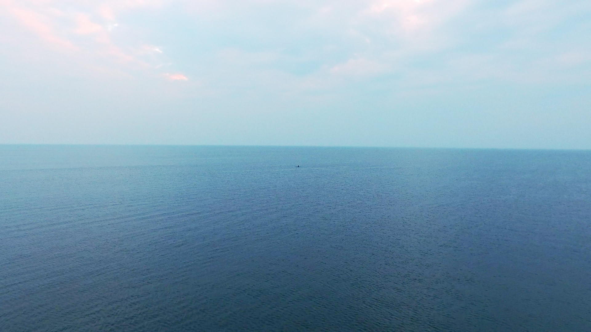 在平滑的海面上观察皮艇Kayaker 游艇视频的预览图