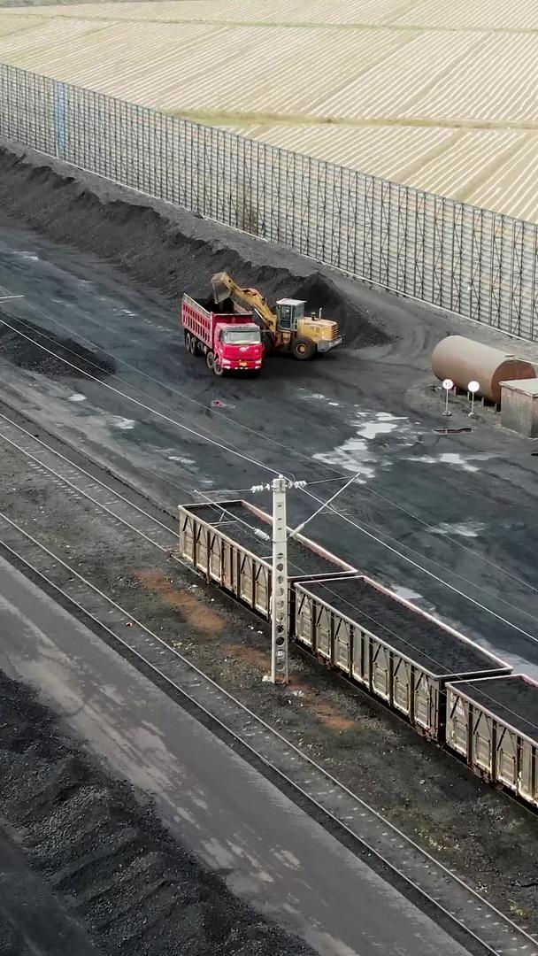 航空储煤场的作业车辆视频的预览图