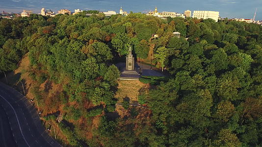 夏季公园位于基辅市风景区视频的预览图