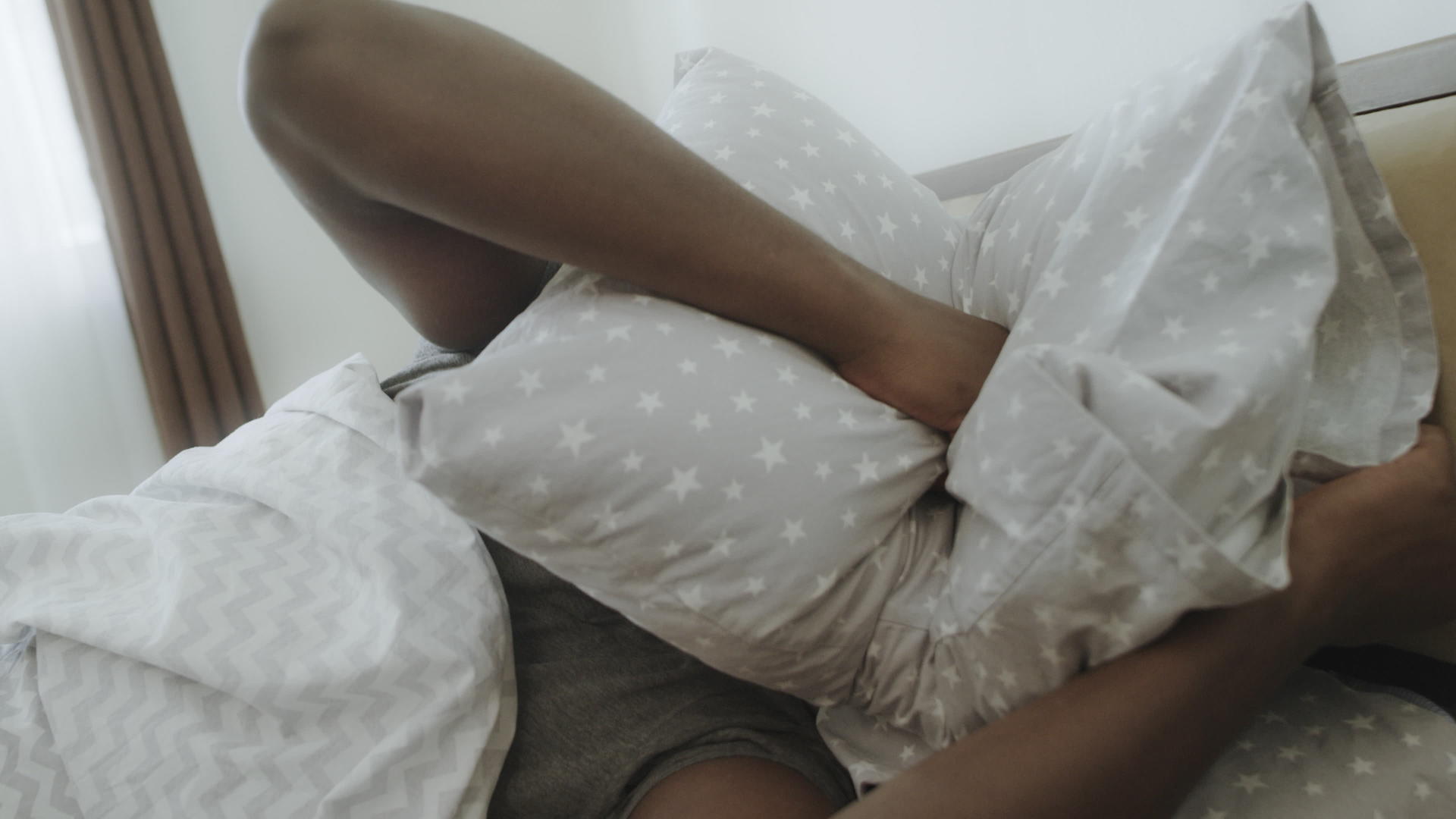 清晨躺在床上的不安男人视频的预览图