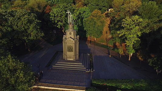 圣弗拉基米尔王子在辅助城市绿色公园的十字架上视频的预览图