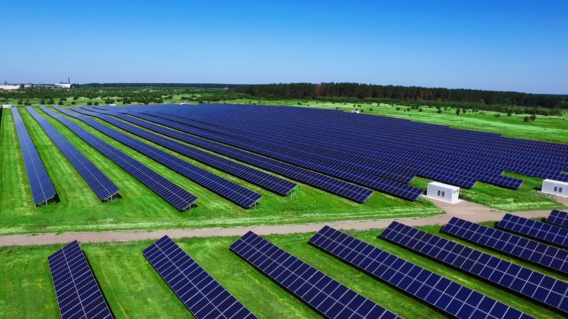 在空中观察工业太阳能电池板的可再生发电站视频的预览图
