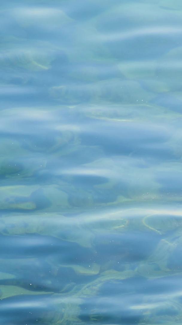 波光粼粼的水面视频的预览图
