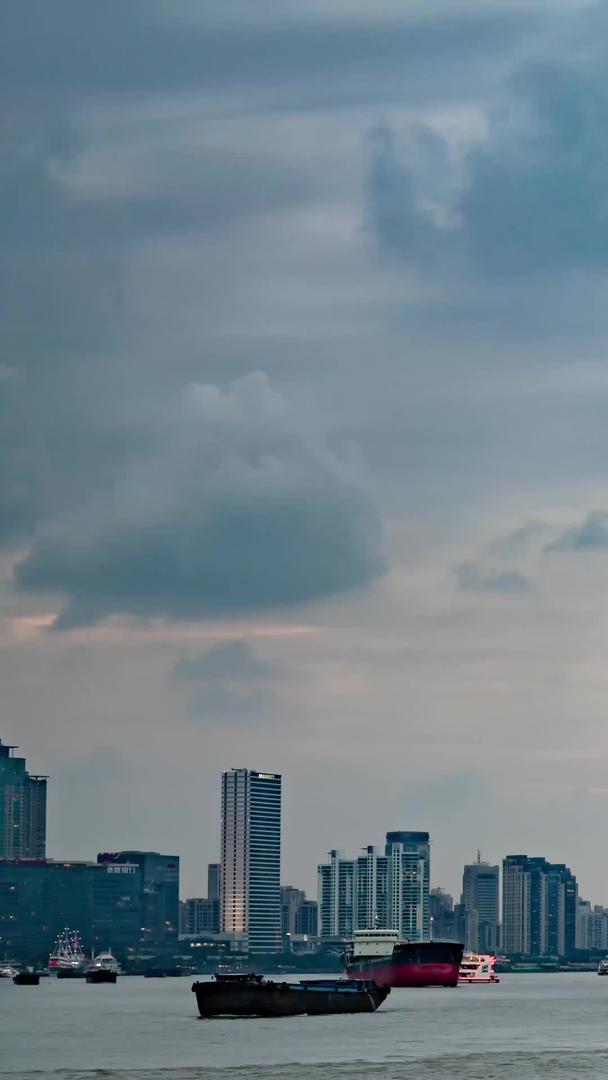 上海外滩黄浦江大城市高端大气日夜游轮夜景延迟视频的预览图