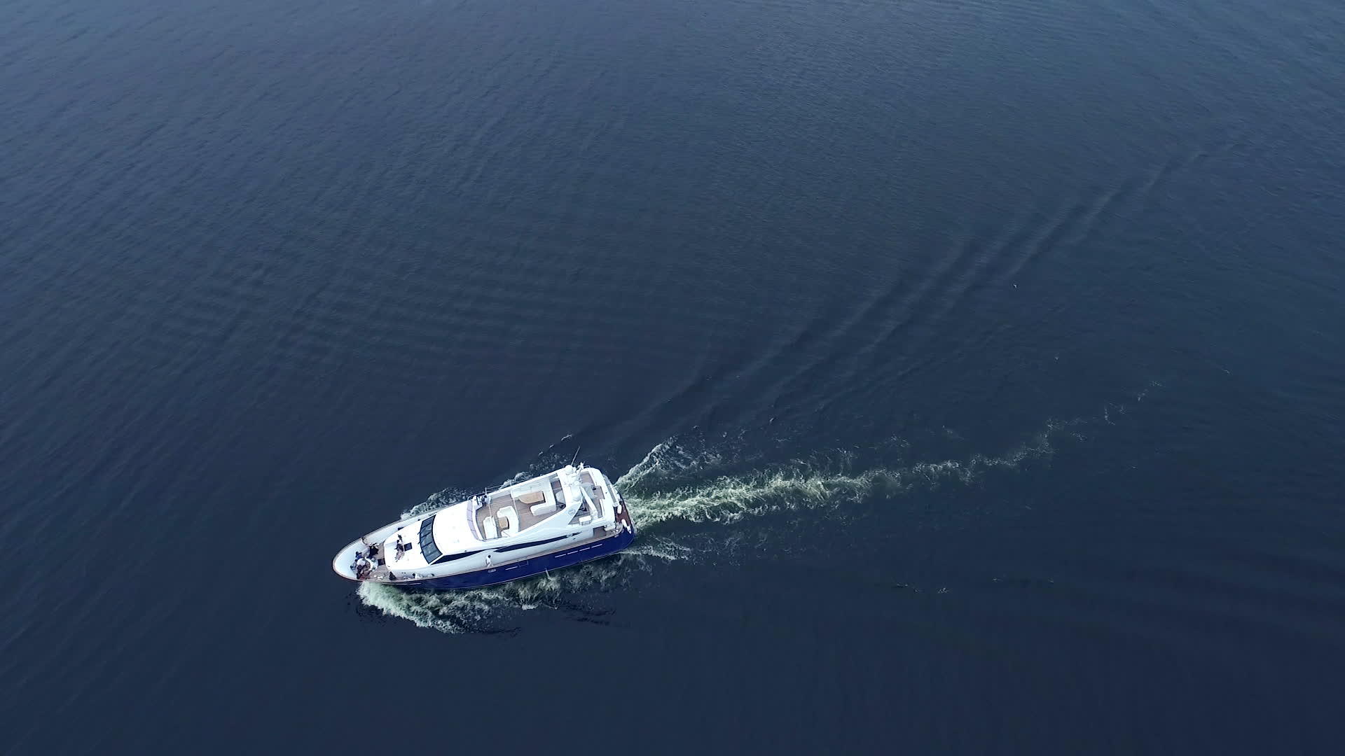 豪华游艇在海上航行视频的预览图