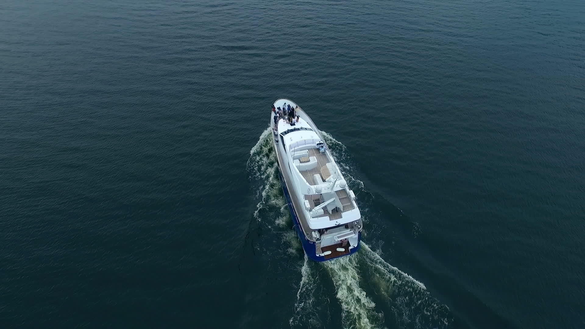 白色游艇在蓝海航行视频的预览图