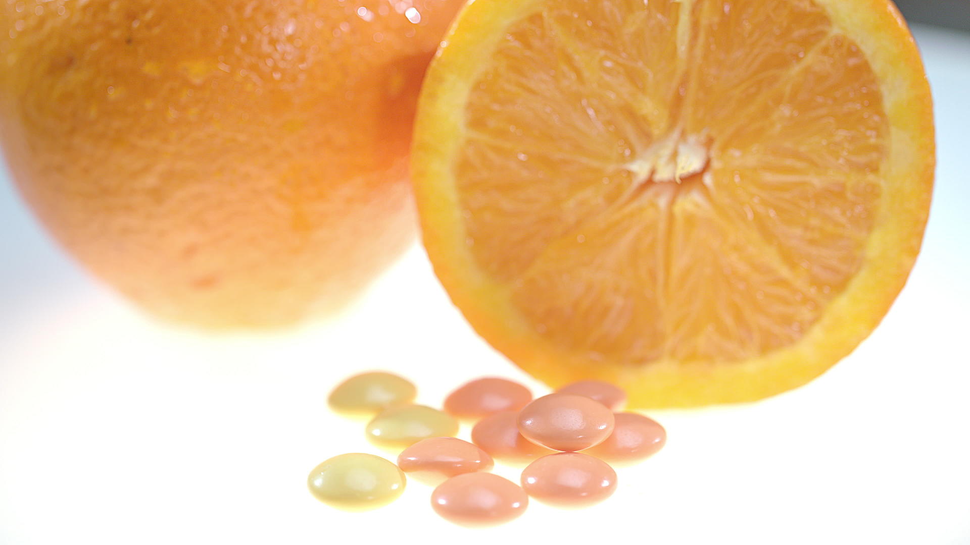 含橙果的维生素药丸视频的预览图