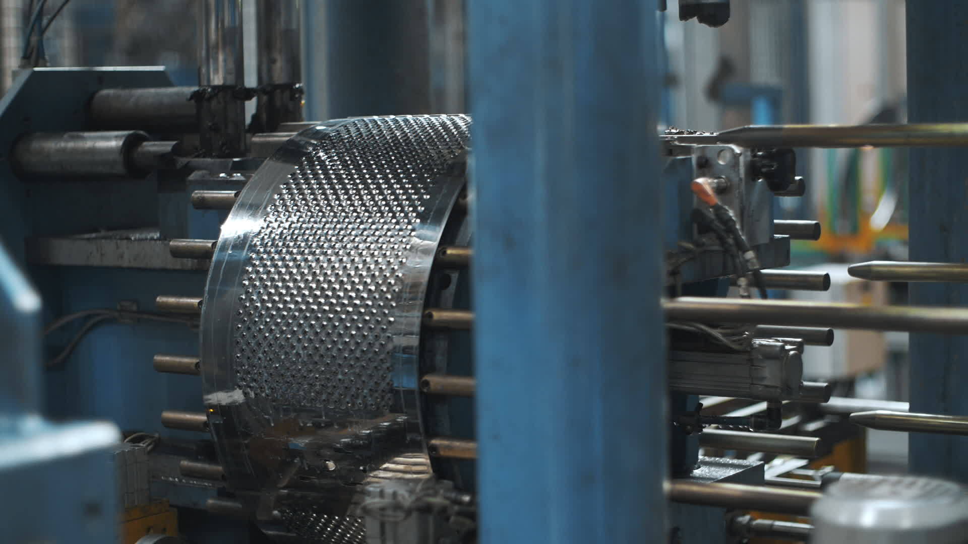 在工厂自动机器上清洗桶视频的预览图