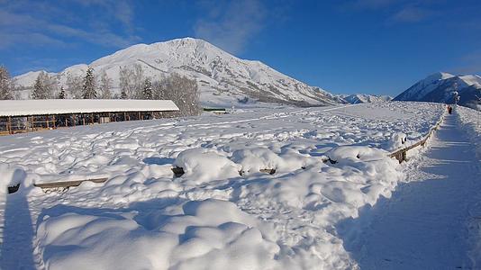 新疆冬季旅游禾木雪山蓝天白雪行走视角拍摄视频的预览图