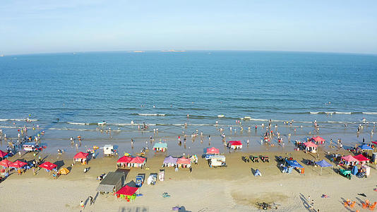 夏日海边游玩的人群视频的预览图