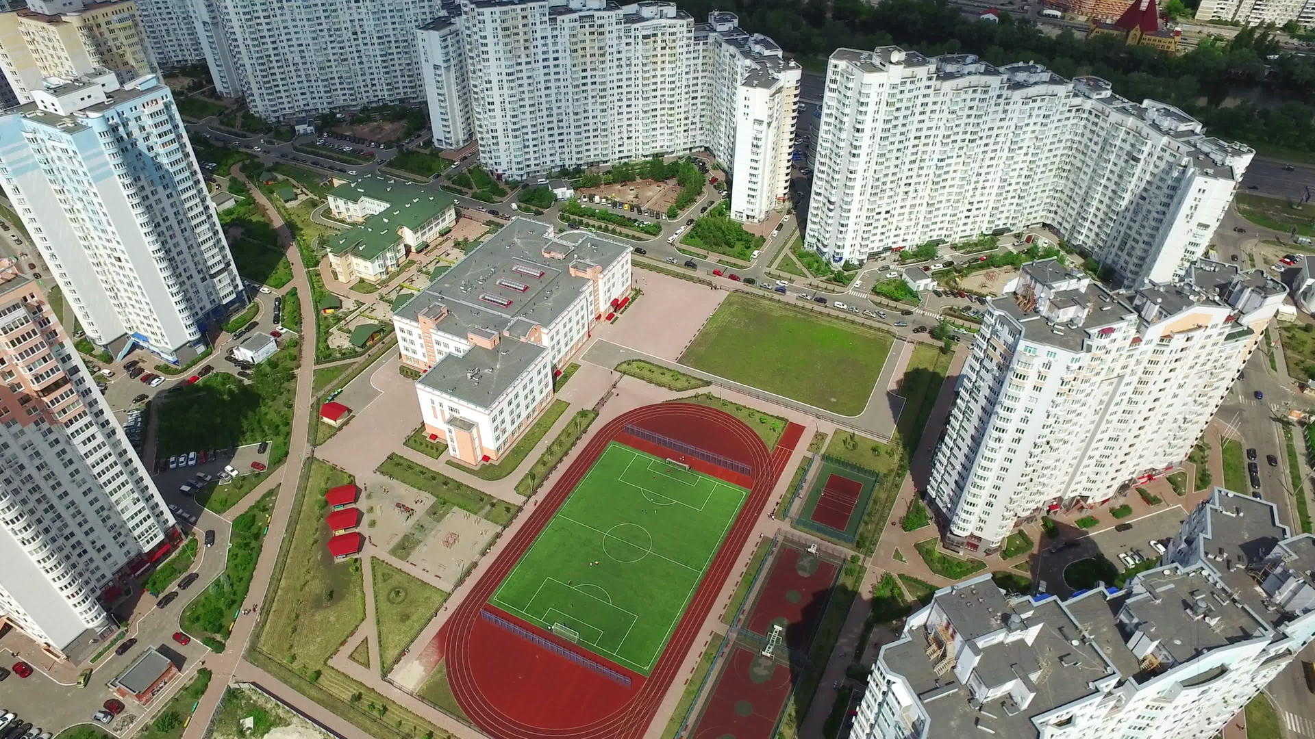 学校的院子在空中观看体育场建筑地貌很高视频的预览图